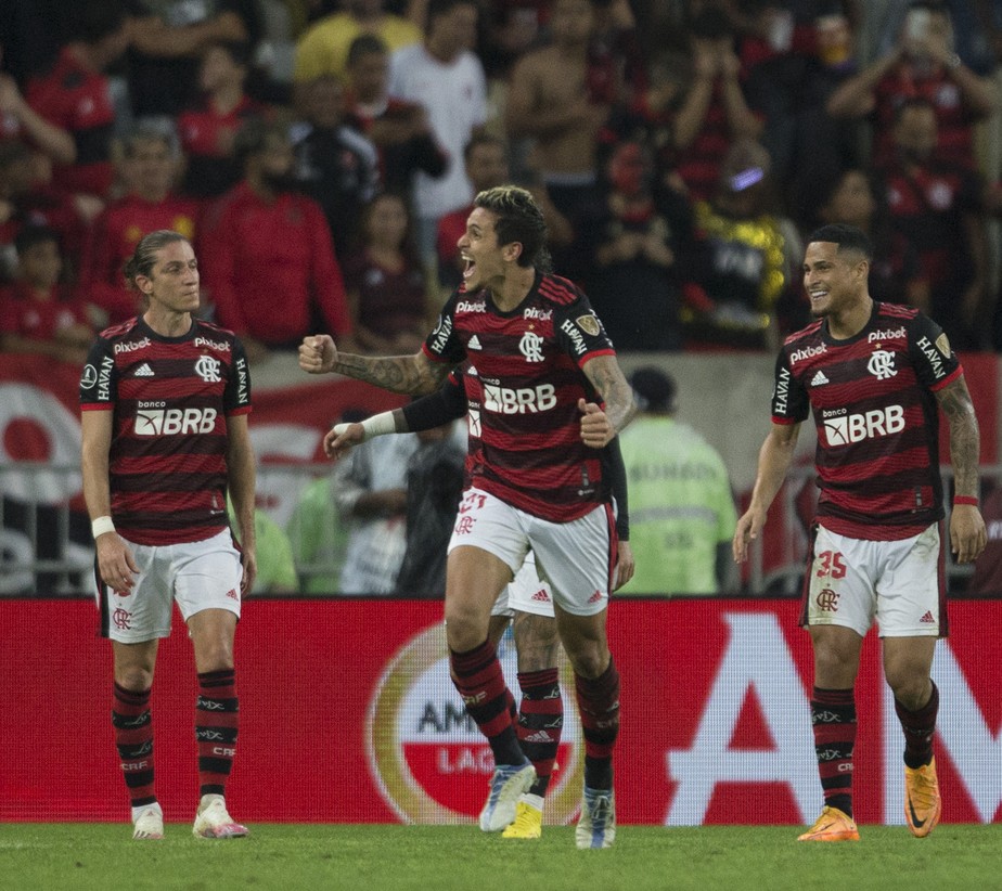 Pedro comemora com os companheiros de Flamengo seu gol sobre o Corinthians, no Maracanã