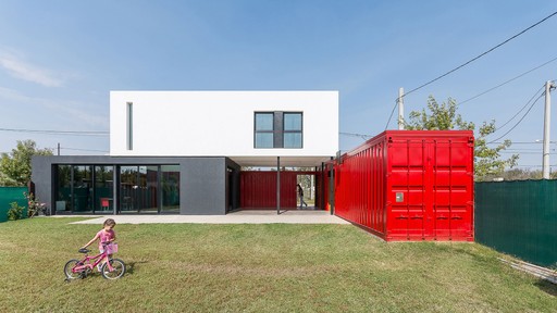 Feito na Argentina pelo arquiteto José Schreiber, este projeto é um duplex colorido com um quintal amplo.