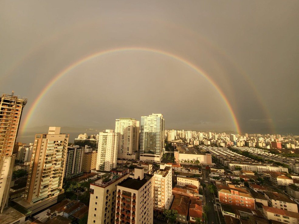 Ao acordar para amamentar o filho, Eloise Anjos foi 'presenteada' pela vista do arco-íris em Santos — Foto: Eloise Anjos