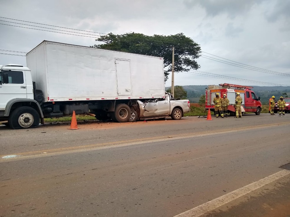 Batida entre carro e caminhão deixa motorista morto no DF — Foto: CBMDF/Divulgação