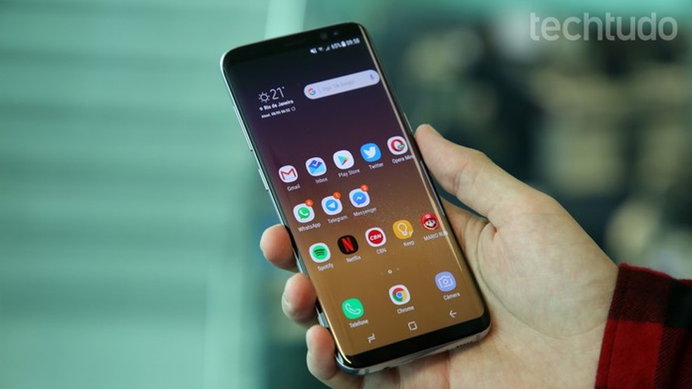 Galaxy S8: celular da Samsung possui tela em formato 18:9 com bordas finas — Foto: Luciana Maline/TechTudo