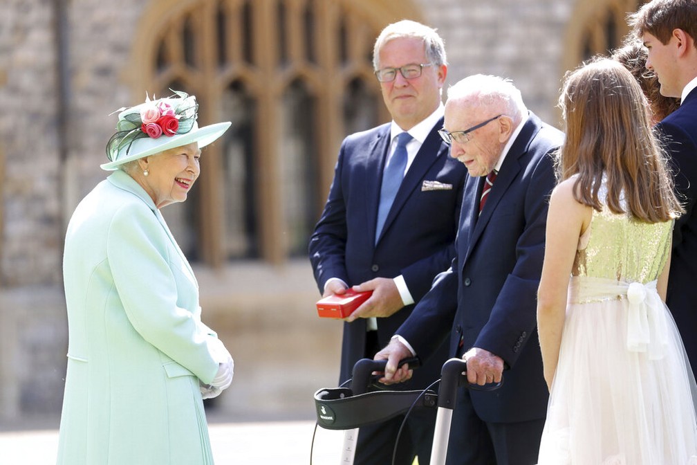 Tom Moore recebe título de sir da rainha Elizabeth II, em 17 de julho de 2020 — Foto: Chris Jackson/Getty Pool/Via AP