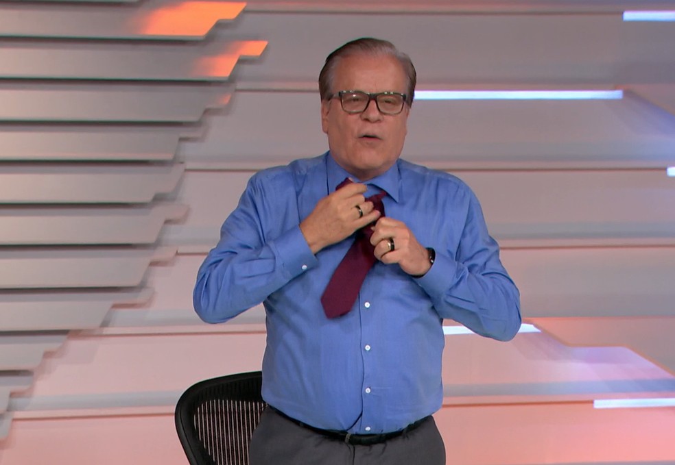 Chico Pinheiro tirando a gravata durante o programa Mais Você — Foto: TV Globo