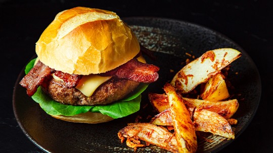 No Dia do Hambúrguer, aprenda uma receita suculenta e saborosa