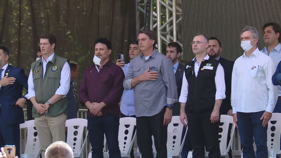 Bolsonaro participa de apresentação do projeto da Ponte sob o Rio Pariquera-Açú — Foto: Reprodução/TV Tribuna