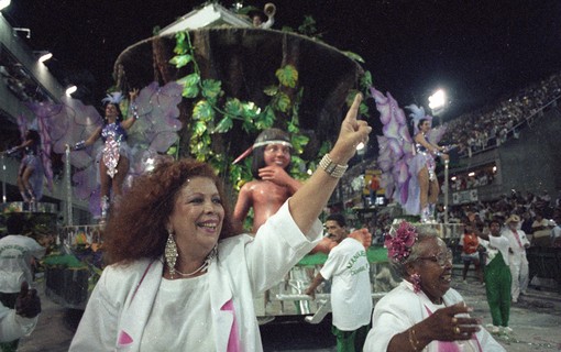 Beth Carvalho no desfile da Escola de Samba Estação Primeira de Mangueira em 01 de março de 1992 