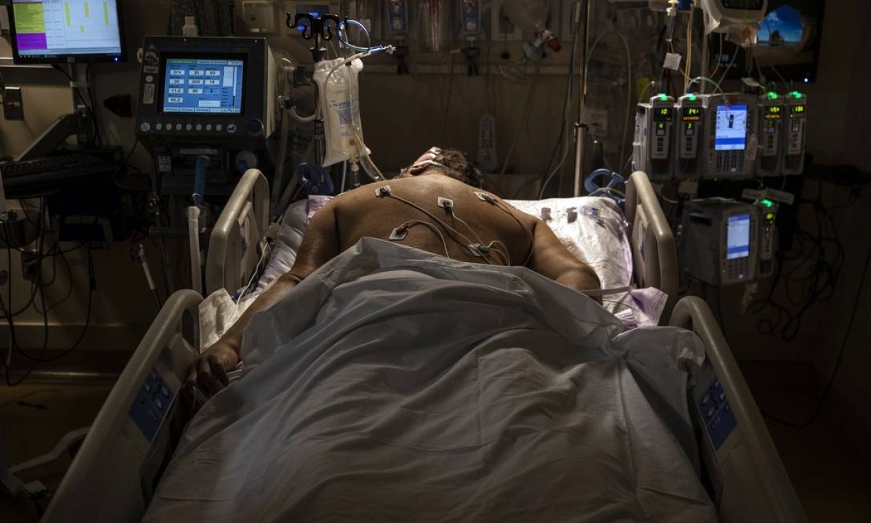 Paciente COVID-19 em um hospital no Queens, Nova York, em abril de 2020. Os médicos logo aprenderam que virar as pessoas de bruços pode melhorar a respiração de pessoas com problemas respiratórios — Foto: VICTOR J. BLUE / The New York Times
