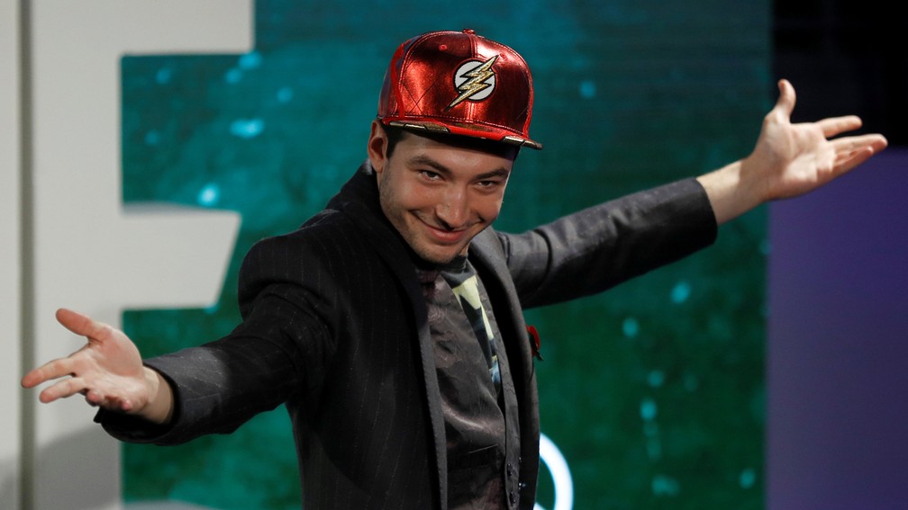 Ezra Miller, o The Flash dos cinemas, em evento de 'Liga da Justiça' no Reino Unido (Foto: Peter Nicholls/Reuters)