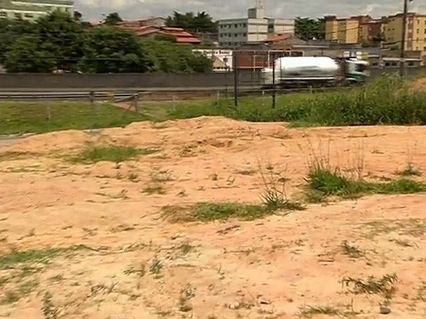 Terreno onde será construído centro de saúde do Parque Oziel, em Campinas (Foto: Reprodução EPTV)