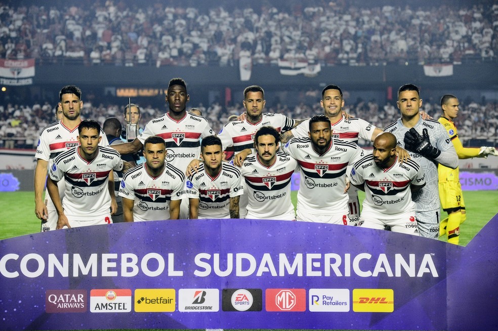 Time do São Paulo antes de jogo contra o Atlético-GO, pela semifinal — Foto: Marcos Ribolli