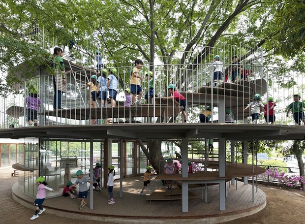 Playground circular batizado Ring Around The Tree, no Japão. Projeto do escritório Tezuka Architects (Foto: Reprodução/Tezuka Architects)