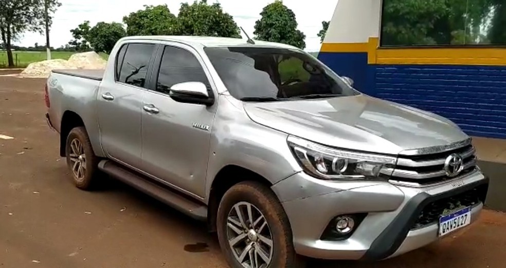 Carro roubado que o suspeito dirigia durante o confronto com a polícia  — Foto: PMR/Divulgação