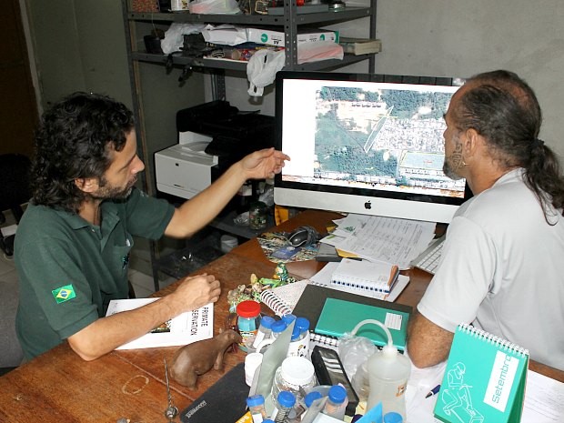 Marcelo Gordo e Diogo Lagroteria apontam áreas onde há sauins (Foto: Leandro Tapajós/G1 AM)