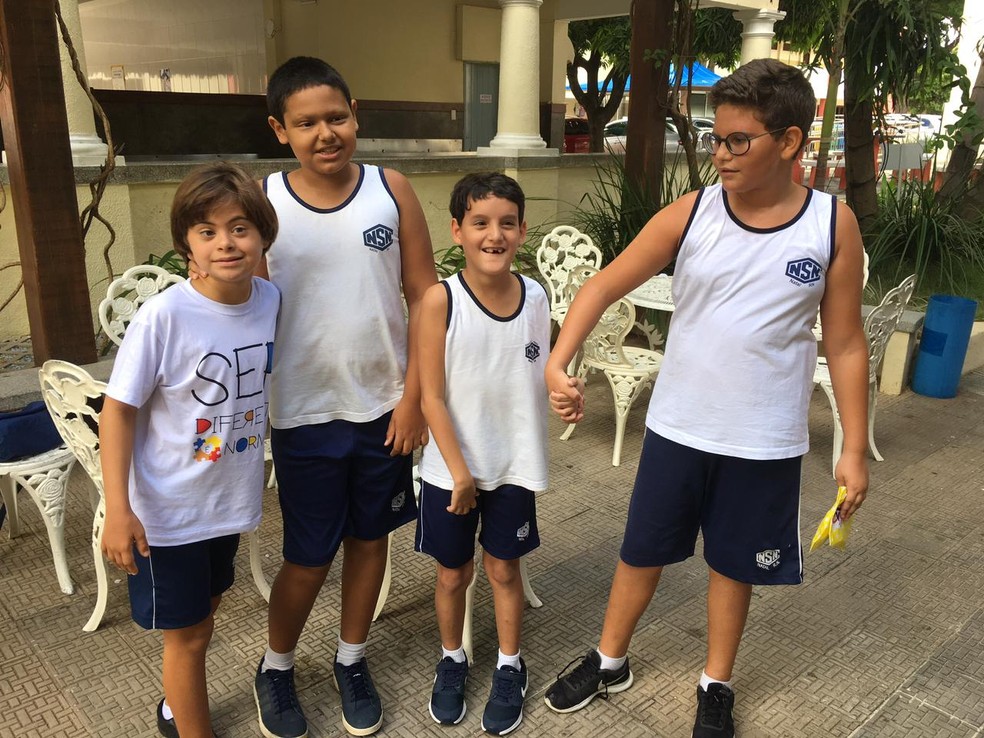 Aluno Jo&atilde;o Manuel com os colegas de col&eacute;gio &mdash; Foto: Divulga&ccedil;&atilde;o