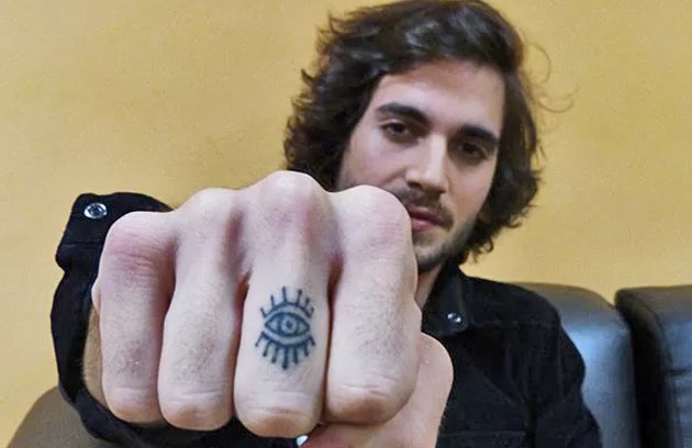 No dedo médio da mão direita, Fiuk tem um símbolo de proteção. 'É o terceiro olho', explica ele (Foto: Globo)