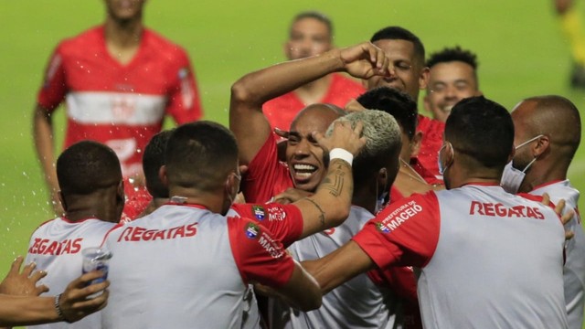 Reginaldo comemora o gol do CRB contra o Confiança