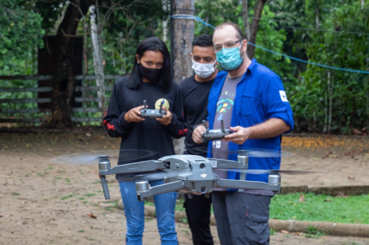 Indígenas recebem aulas de pilotagem de drone para ajudar no monitoramento de terras em Rondônia thumbnail