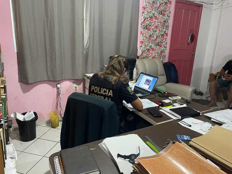 Policiais cumprem mandados de busca também na operação Conúbio — Foto: PF/Reprodução