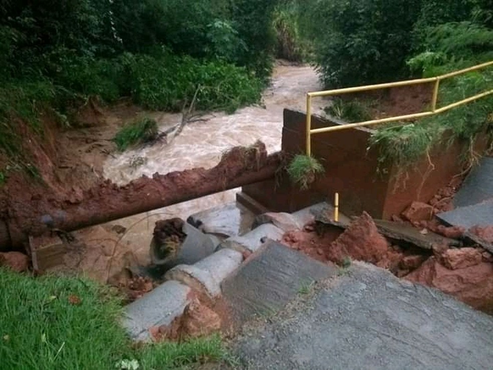 Ponte do bairro São Luiz, em Cerquilho (SP), ficou danificada  — Foto: Arquivo Pessoal