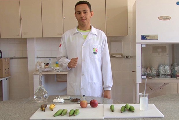 O estudante de biologia Josemar Gonçalves de Oliveira Silva criou uma solução de baixo custo que pode aumentar em até 10 dias a conservação de frutas.  (Foto: Divulgação/IFB)