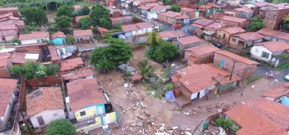 Casas atingidas após lagoa de clube transbordar e romper muro do terreno na Zona Sul de Teresina — Foto: TV Clube