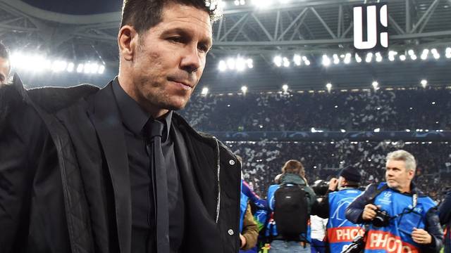 Diego Simeone, cabisbaixo, deixa o estádio da Juventus
