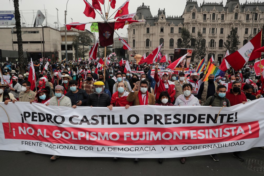 Manifestantes favoráveis a Pedro Castillo criticam em protesto em Lima neste sábado (26) a tentativa de Keiko Fujimori em anular parte dos votos nas eleições presidenciais do Peru — Foto: Sebastian Castaneda/Reuters