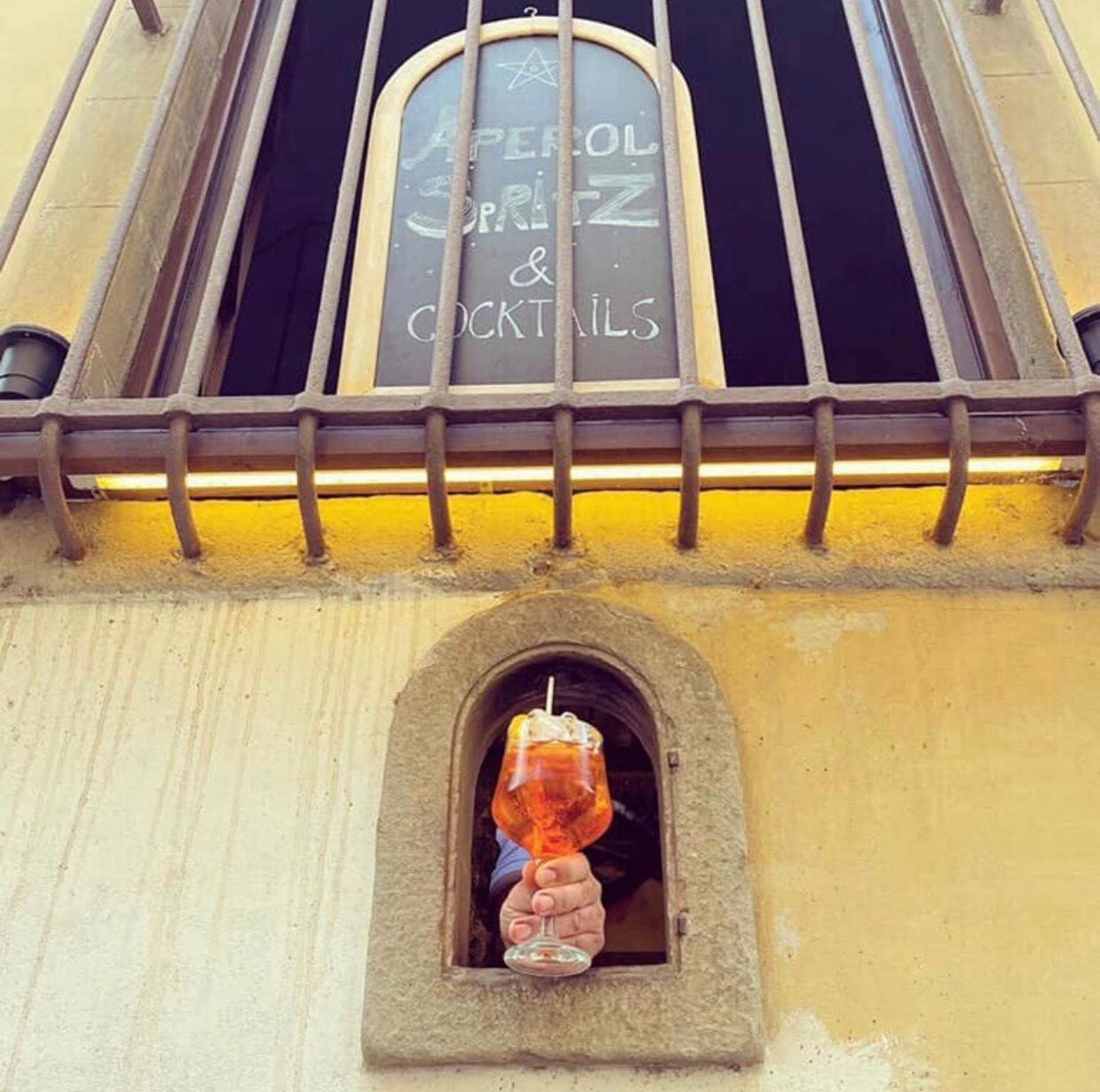 Portinhas medievais estão sendo usadas novamente, revivendo uma tradição Italiana da época da peste  (Foto: Reprodução/Instagram)