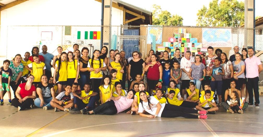 Professora Suzi Dornelas (&agrave; frente) com alunos da Escola Estadual Professor Jos&eacute; Ranieri, de Bauru: fam&iacute;lias e comunidade escolar envolvidas &mdash; Foto: Arquivo pessoal
