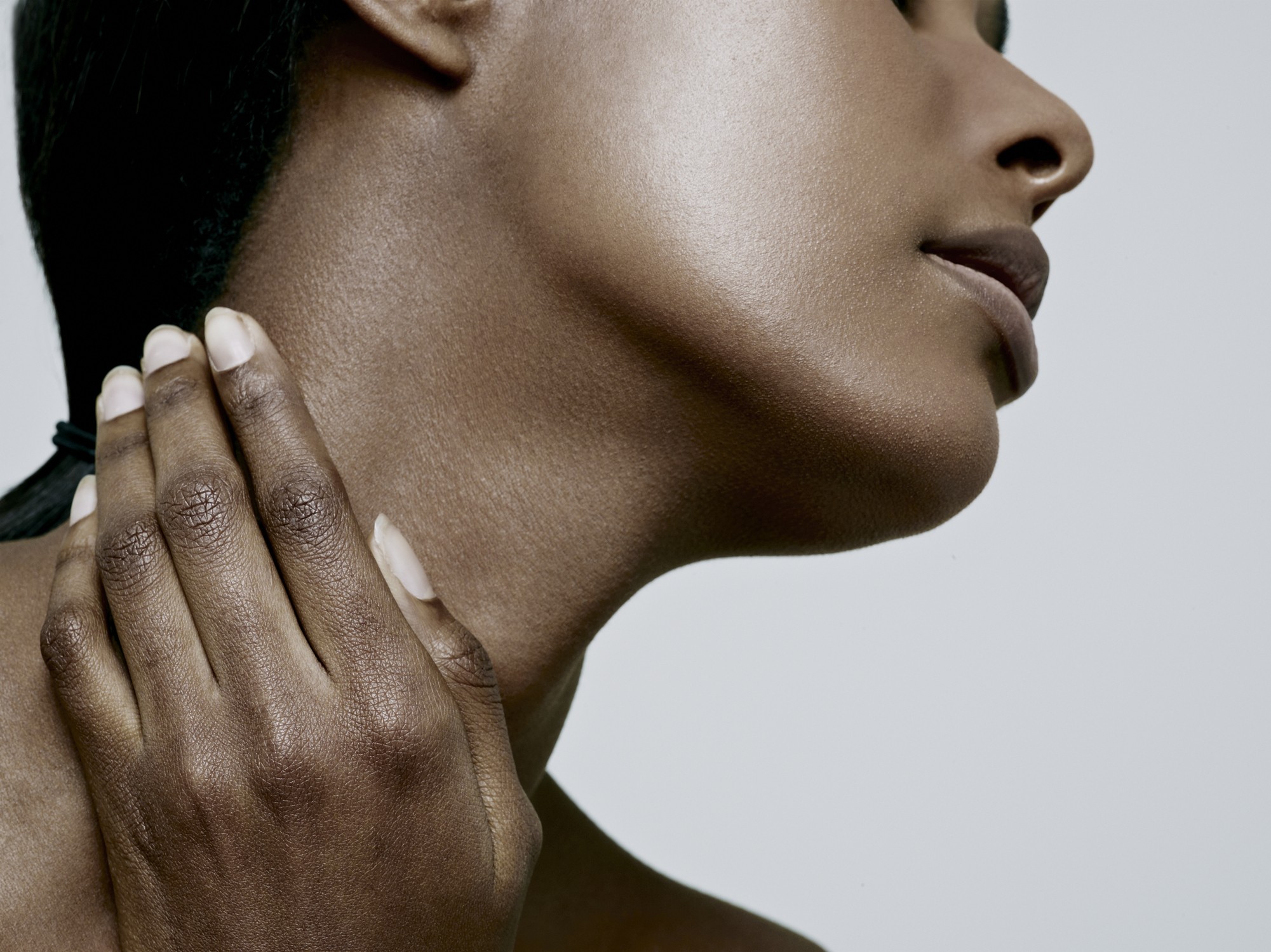 A pele do pescoço é mais fina e menos protegida do que a do rosto (Foto: Getty Images)