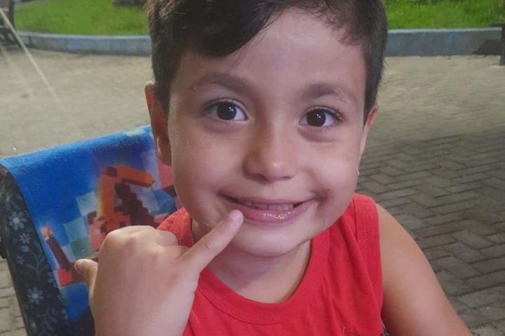 Kauan Francisco de Oliveira, de 6 anos, come&ccedil;ou a sentir dores na perna enquanto brincava  &mdash; Foto: Arquivo Pessoal