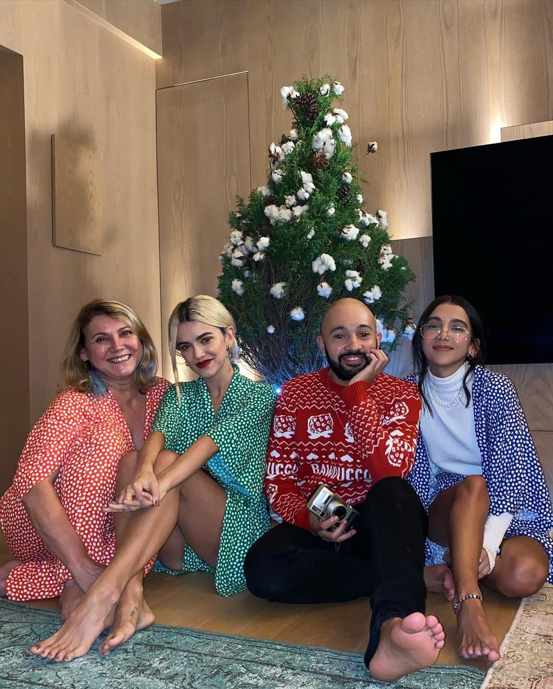 Em looks coloridos, Manu Gavassi curte Natal ao lado da irmã e mãe (Foto: Instagram/ Reprodução)