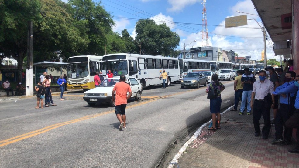 Ônibus paralisados em frente ao sindicato dos rodoviários em Natal — Foto: Geraldo Jerônimo/Inter TV Cabugi
