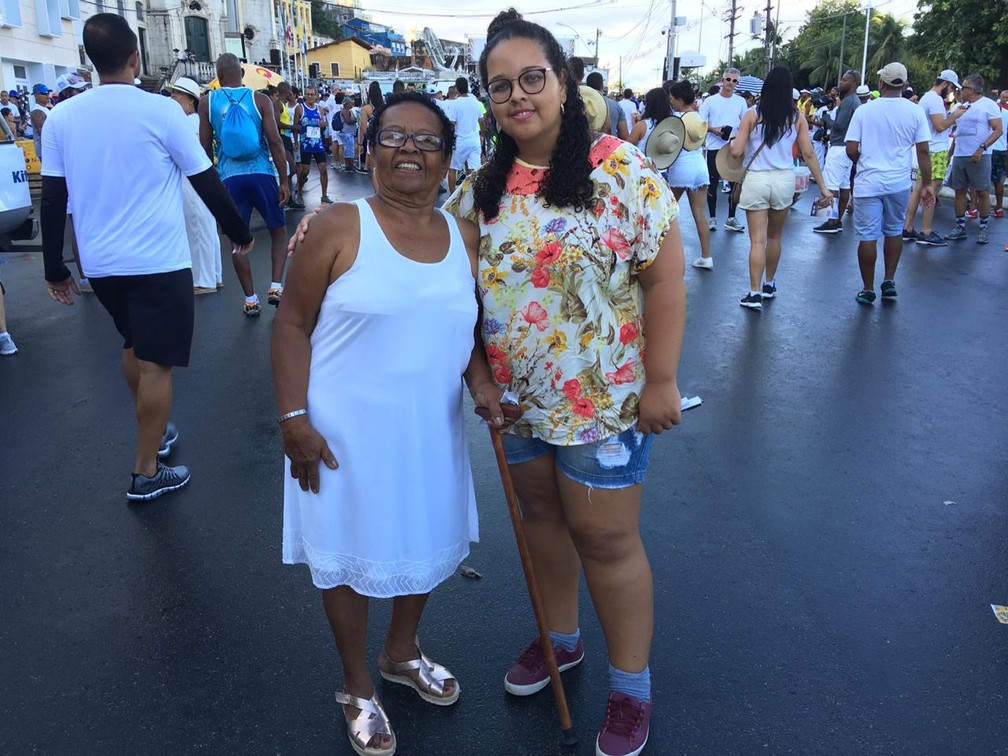 Didielina, de 84 anos, com a neta, Letícia Helena — Foto: Phael Fernandes/G1