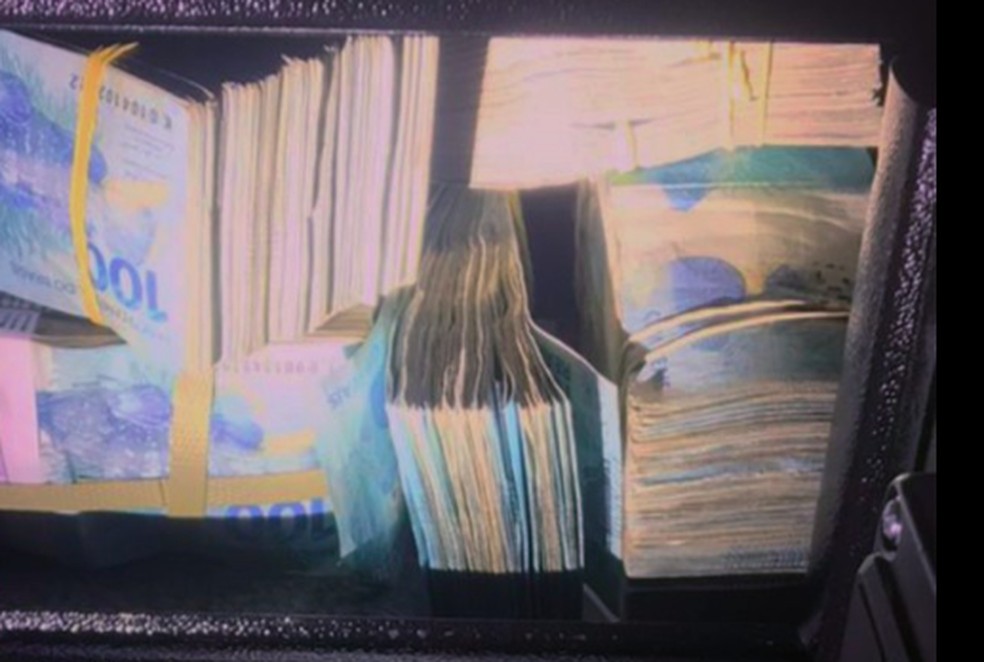 Em cofre, policiais encontraram dinheiro que teria sido obtido através do esquema ilegal de venda de sentenças — Foto: Divulgação / PF