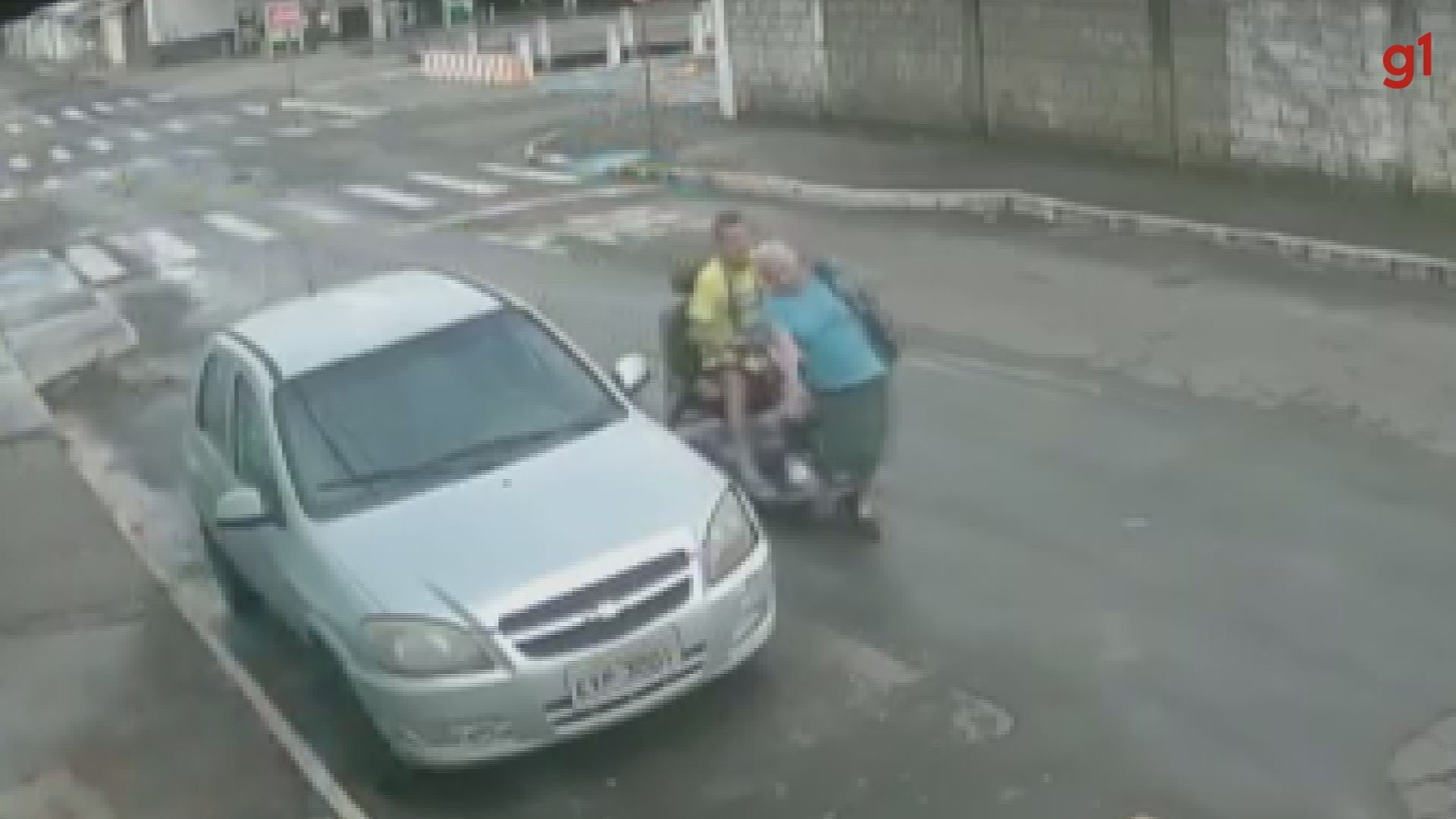 VÍDEO: Idosa é atropelada por cadeira de rodas motorizada ao atravessar rua em MG