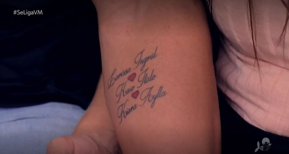 Ítalo fez uma tatuagem em homenagem a mulher, o filho do casal e a menina que ela teve com o outro companheiro. — Foto: Reprodução/ TV Verdes Mares