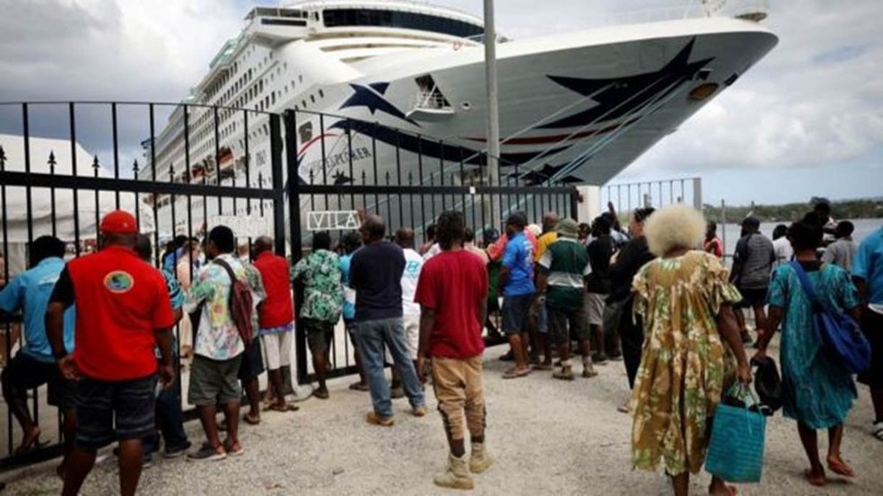 Trabalhadores locais à espera de um navio de cruzeiro em Vanuatu em dezembro de 2019; turismo foi severamente afetado — Foto: Mario Tama/Getty Images/BBC