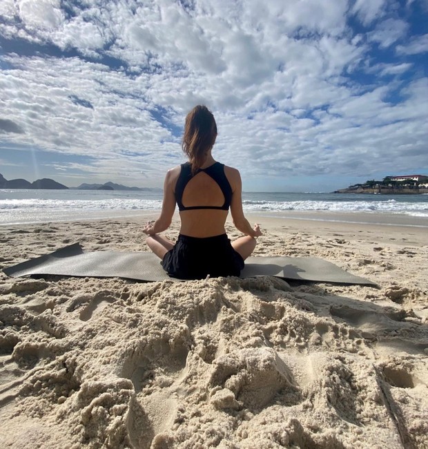 Flavia Monteiro compartilha pratica de yoga na praia e escreve sobre saúde  mental - Casa e Jardim