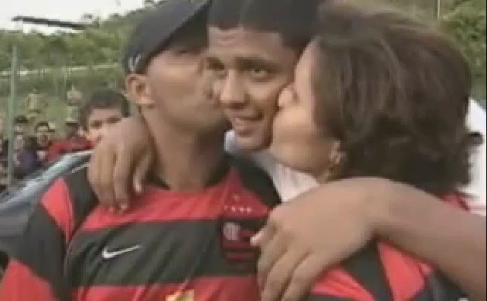 Felipe Melo comemora com os pais em 2001 — Foto: Reprodução/TV Globo