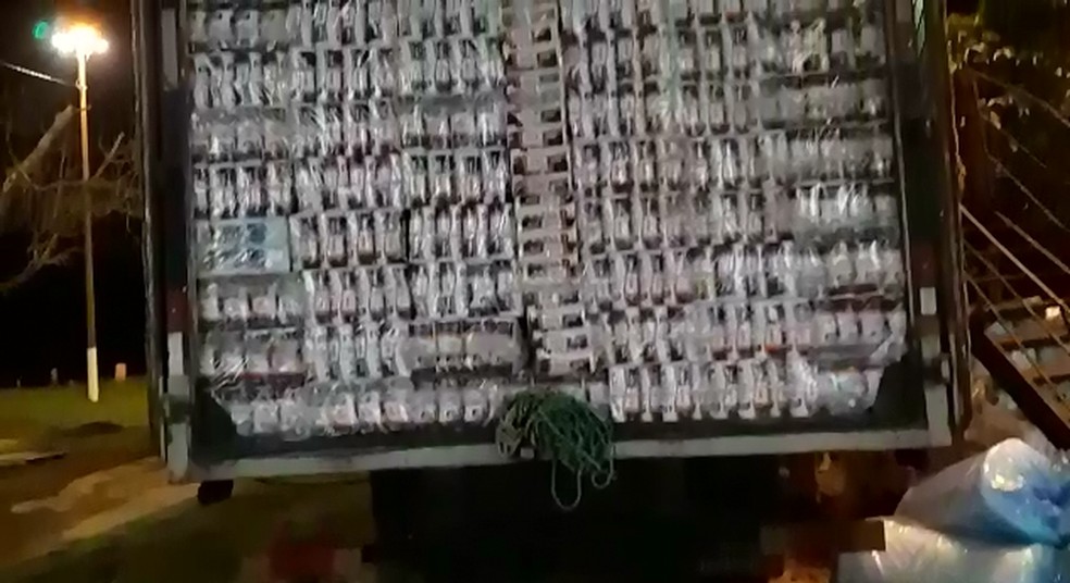 Maços de cigarro estavam escondidos entre fardos de papel higiênico — Foto: PRF-MT