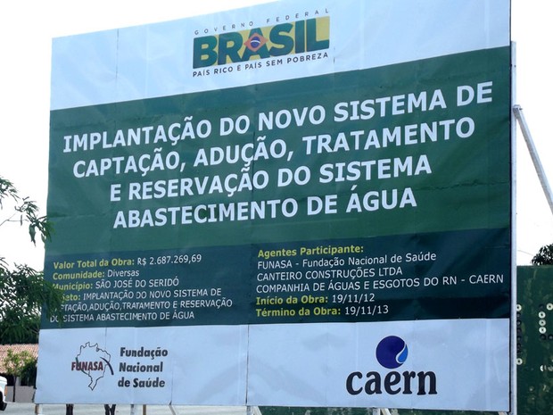 Placa na entrada da cidade de São José do Seridó, RN, mostra que obra de adutora já deveria ter sido concluída (Foto: Anderson Barbosa/G1)