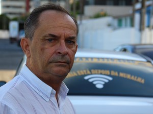 Taxista espera aumentar clientela com serviço; no carro, adesivo indica que há rede wi-fi. (Foto: Fabiana De Mutiis/G1)