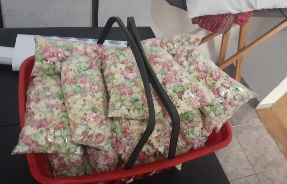 Com o lucro da venda da pipoca, Paulo consegue pagar o curso técnico de enfermagem  — Foto: Paulo Tedros/arquivo pessoal