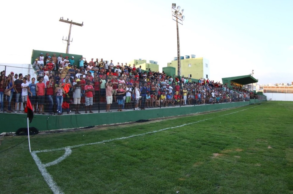 O Estádio Áureo Bradley, palco da partida, teve um bom número de torcedores (Foto: Williams Aguiar/ Sport)