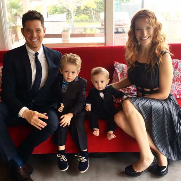 O cantor canadense Michael Bublé e a mulher, a cantora e atriz Luisana Lopilato, posam ao lado dos filhos, Noah (à esquerda) e Elias (Foto: Reprodução/Facebook)