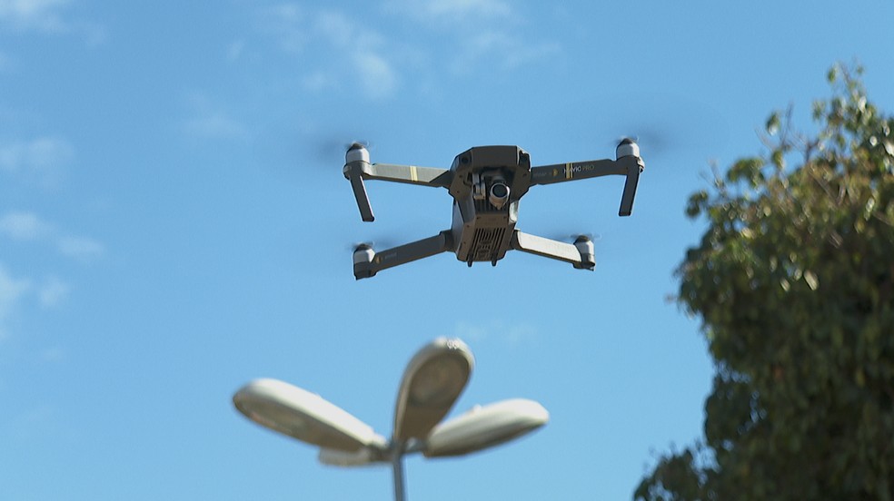 Drone de alta resolu&ccedil;&atilde;o ajuda guardas a fiscalizarem aglomera&ccedil;&otilde;es em Pontal (SP) &mdash; Foto: Aur&eacute;lio Sal/EPTV