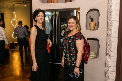Claudia Bortoloti e Luciene Antunes com o refirgerador Family Hub, da Samsung