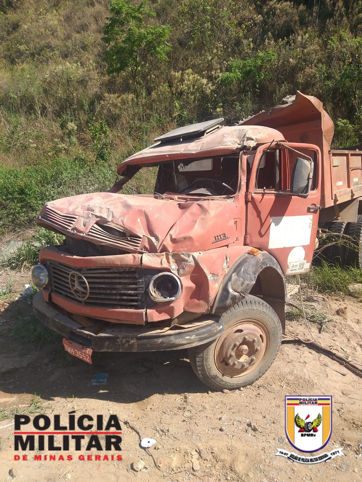 Caminhão capota em descida de serra e duas pessoas morrem na LMG-884, em Estiva, MG