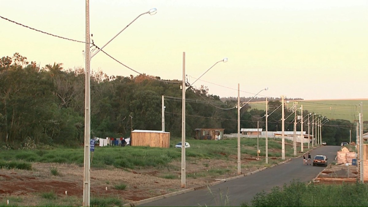 Moradores de loteamento em Santa Tereza do Oeste vivem há mais de dois anos sem energia elétrica